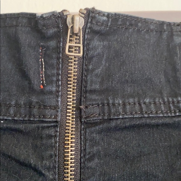 21 Denim skirt with ruffles in front. - Picture 6 of 7